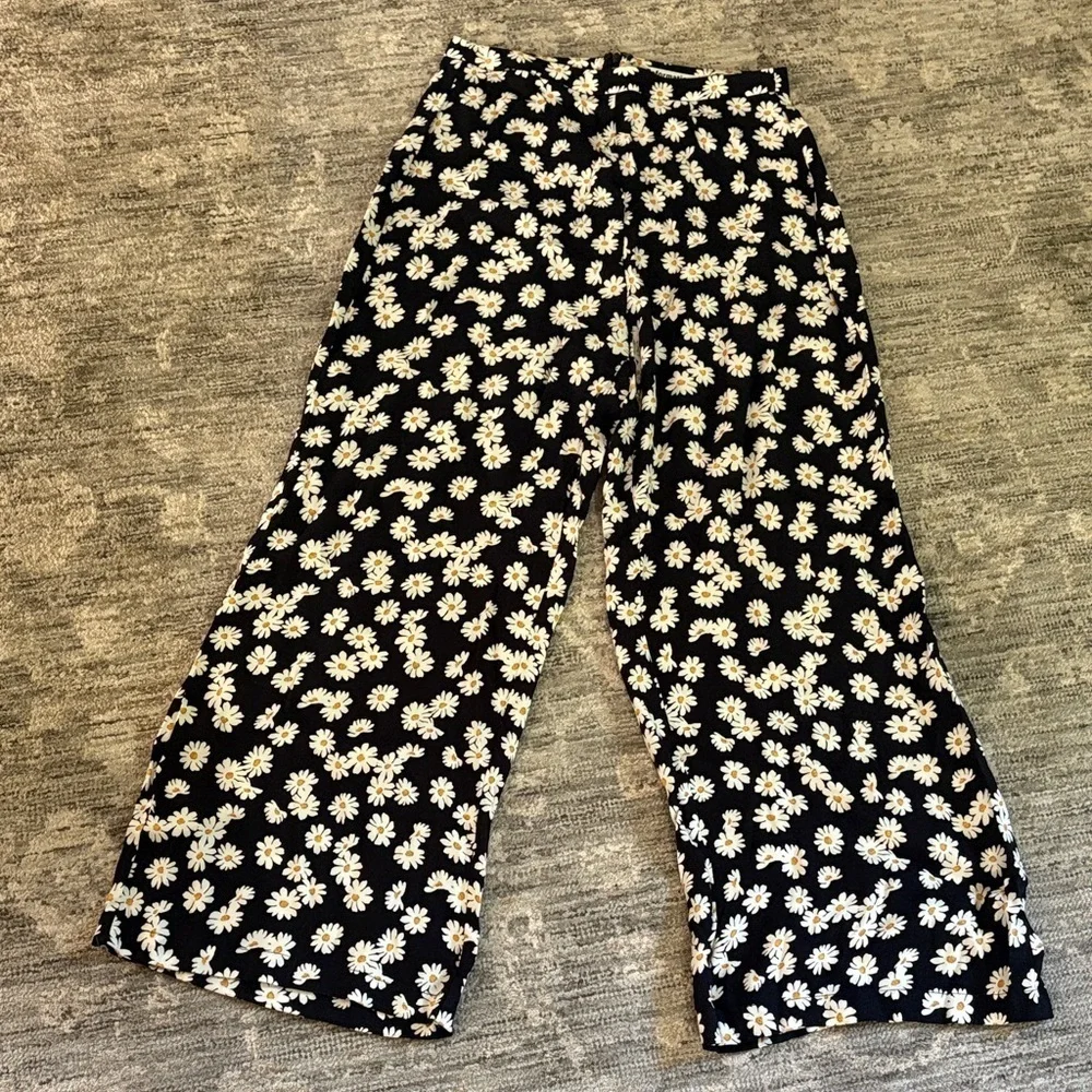 Reformation Black and White wide leg Daisy Print Pants - size small